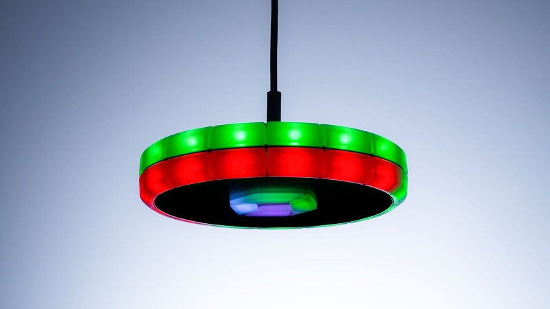 The Dynatrace UFO delivers the state for two separate stages through its 34 RGB LEDs in two LED rings.